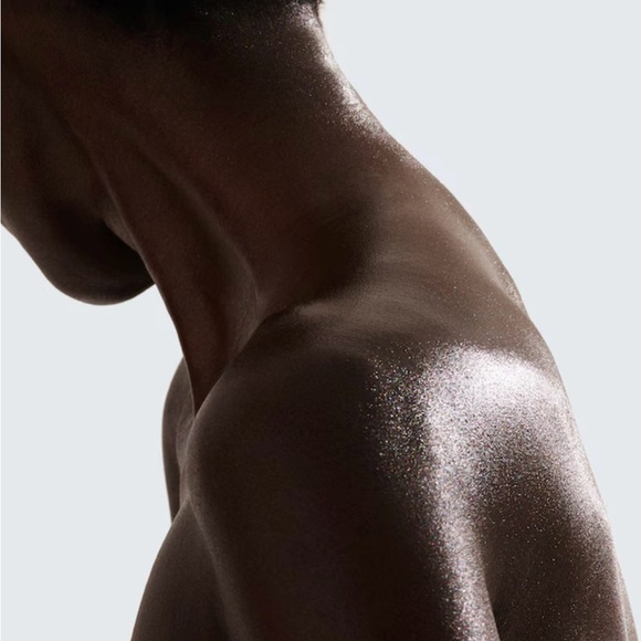 Tom Ford Soleil Blanc Shimmering Body Oil - Picture 3 of 9